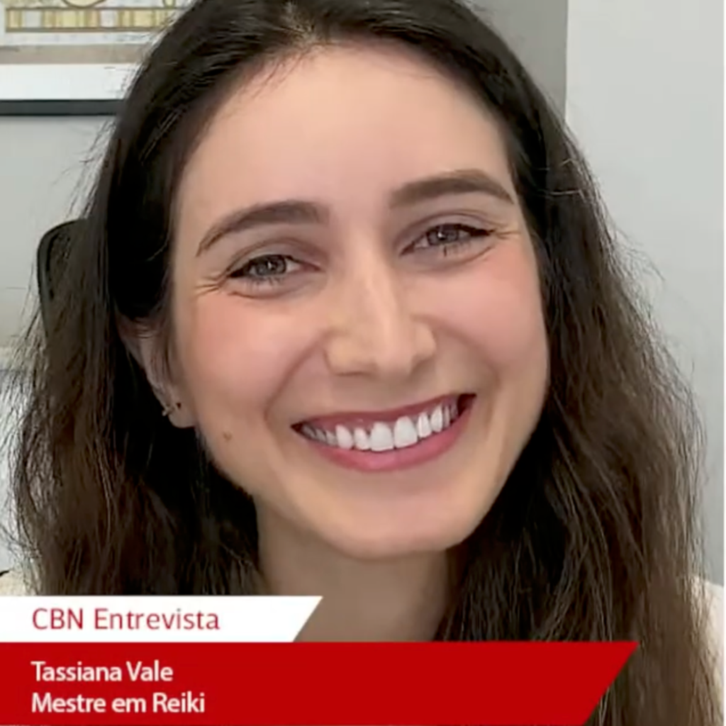 Tassi Vale, mestre em Reiki, falando sobre bem-estar e o uso do Reiki como terapia complementar em entrevista na CBN Saúde.