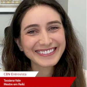 Tassi Vale, mestre em Reiki, falando sobre bem-estar e o uso do Reiki como terapia complementar em entrevista na CBN Saúde.